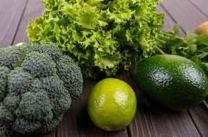Rau xanh và trái cây chứa chất chống oxy hóa